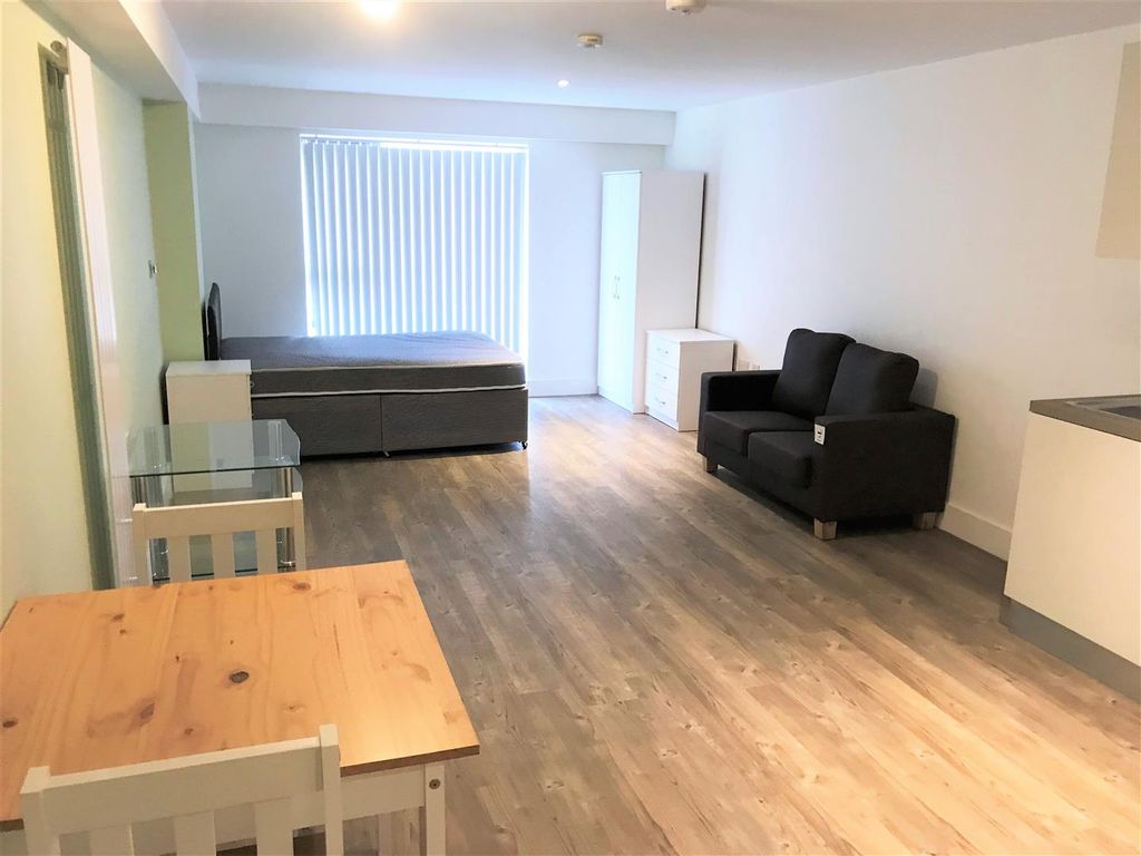 Studio to rent in Studio Apartment Cardinal Court, Scholes Street