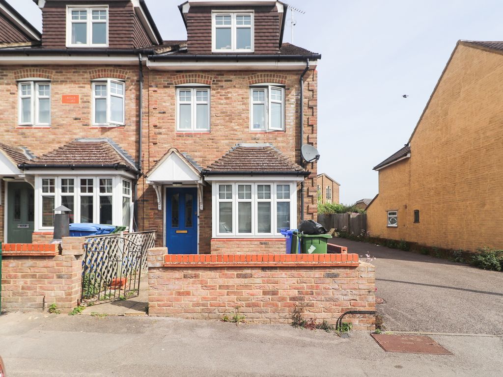 2 bed end terrace house for sale in Holly Road, Aldershot GU12, £