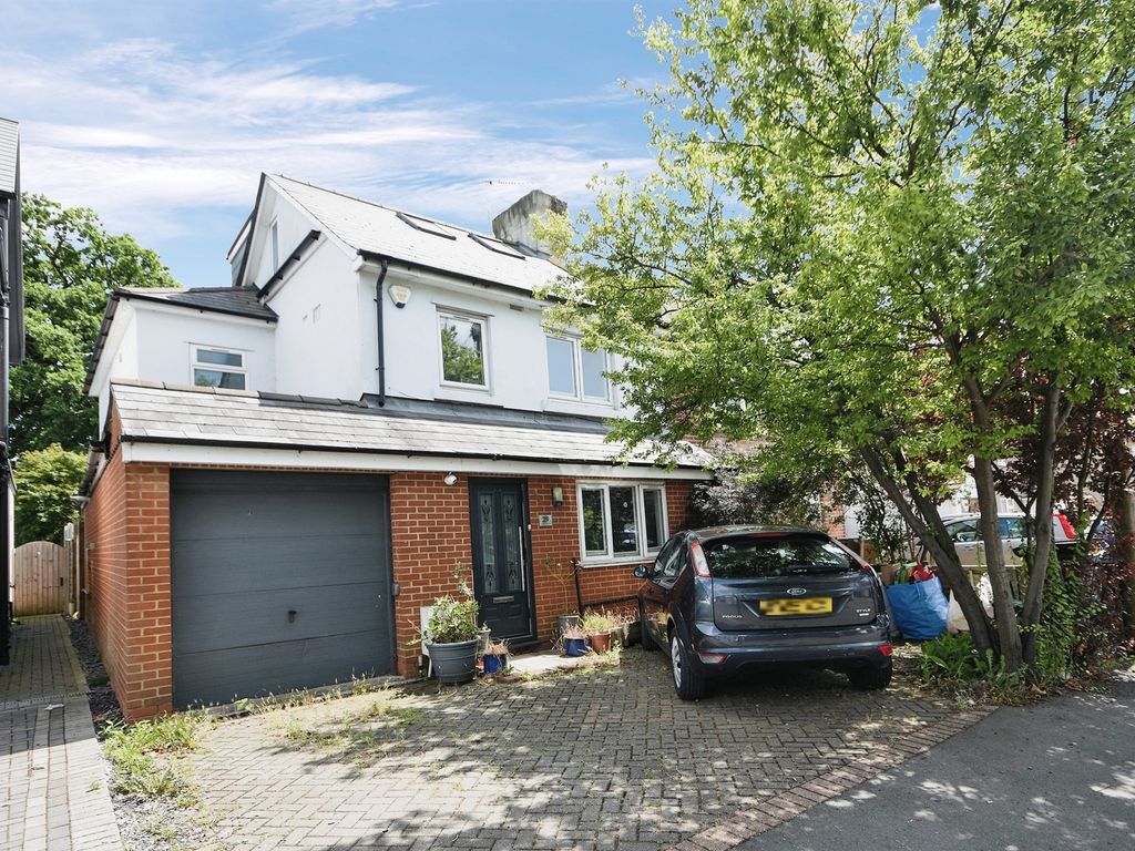 5 bed semidetached house for sale in Costead Manor Road, Brentwood
