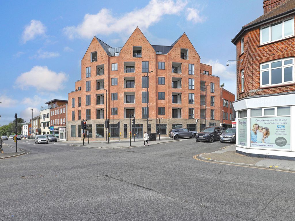 2 bed flat to rent in 141 147, High Street Brentwood, Brentwood
