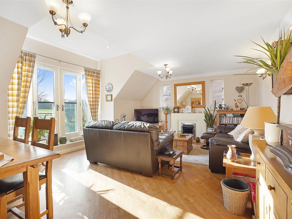 2 bed flat for sale in Cornsland Close, Upminster RM14, £435,000 Zoopla
