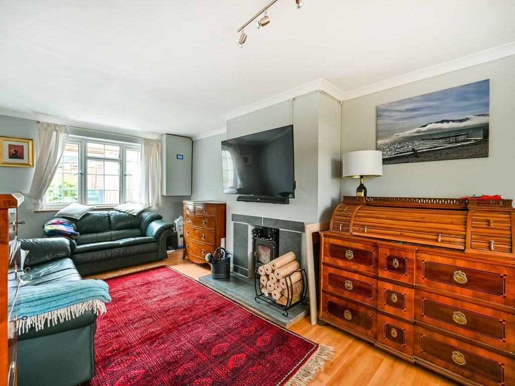 3 bed end terrace house for sale in Shepherds Close, Berkshire