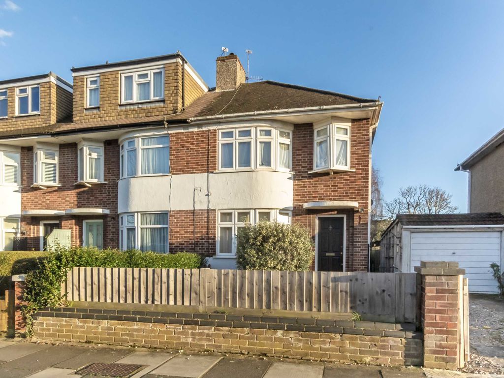 3 bed semidetached house to rent in Longford Close, Hampton Hill