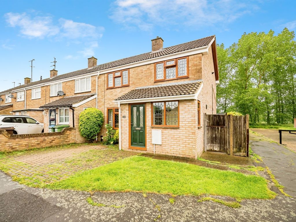 3 bed end terrace house for sale in Meadowcroft, Aylesbury HP19, £