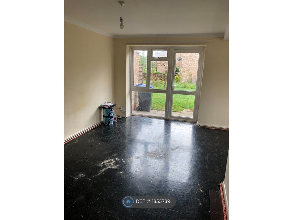 3 bed to rent in Trevelyan Crescent, StratfordUponAvon