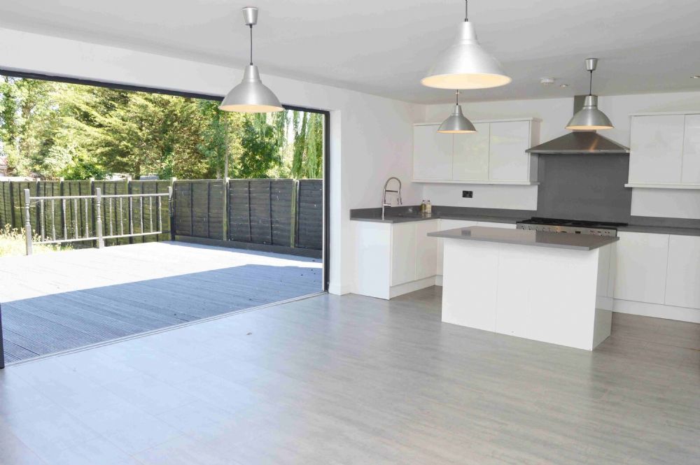 5 bed semidetached house for sale in Kenilworth Avenue, Romford RM3