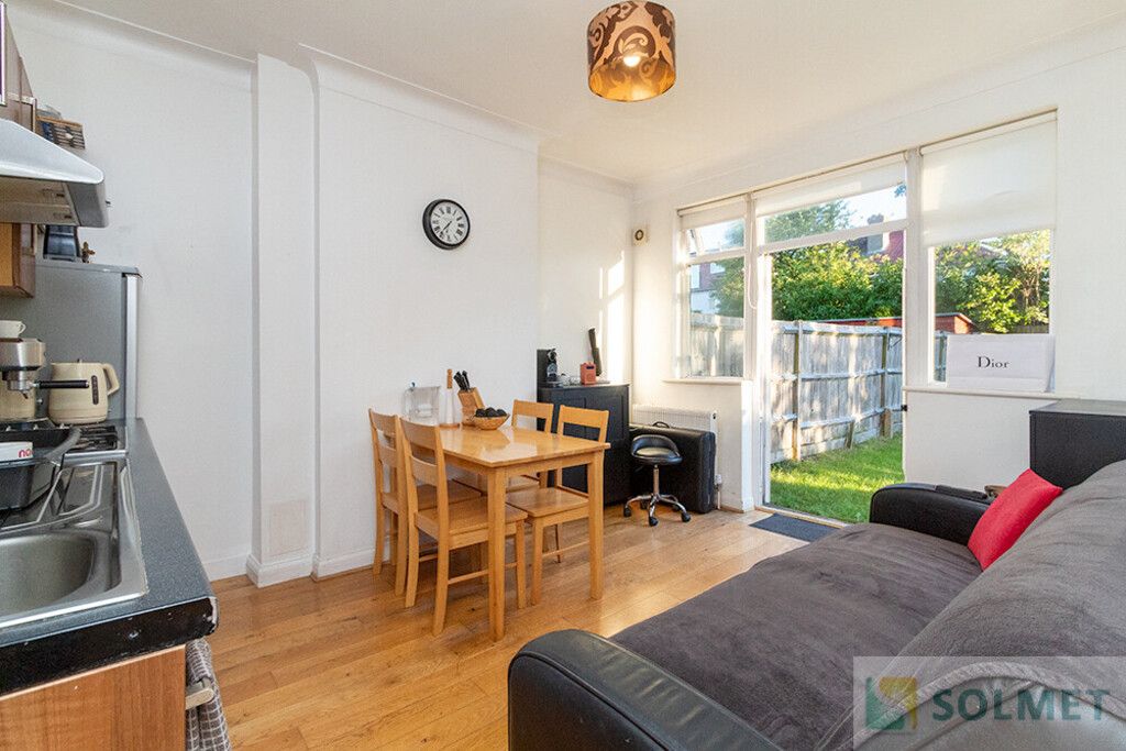 2 bed flat to rent in Fleetwood Road, Willesden Green, London NW10, £