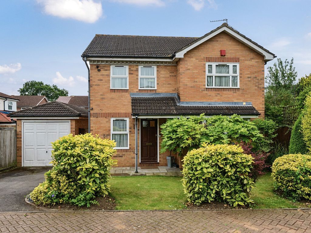 4 bed detached house for sale in Glendevon Close, Edgware, Greater