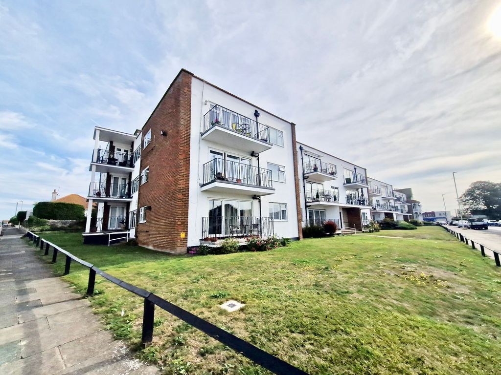 2 bed flat to rent in Minnis Road, Birchington CT7, £1,000 pcm Zoopla