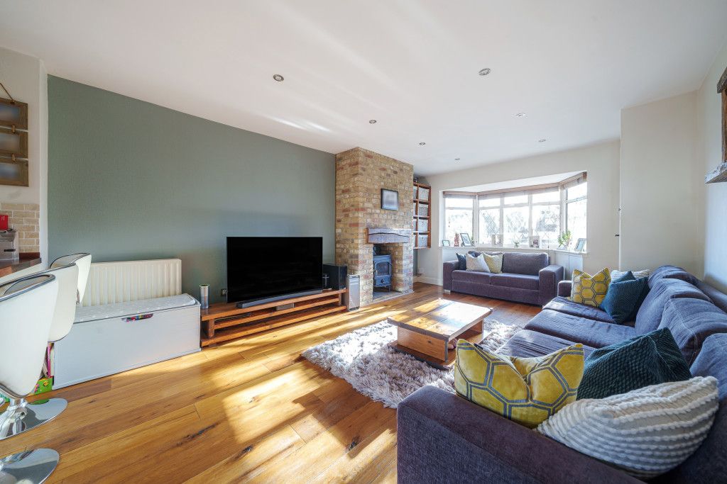 4 bed semidetached house for sale in Priory Close, Denham