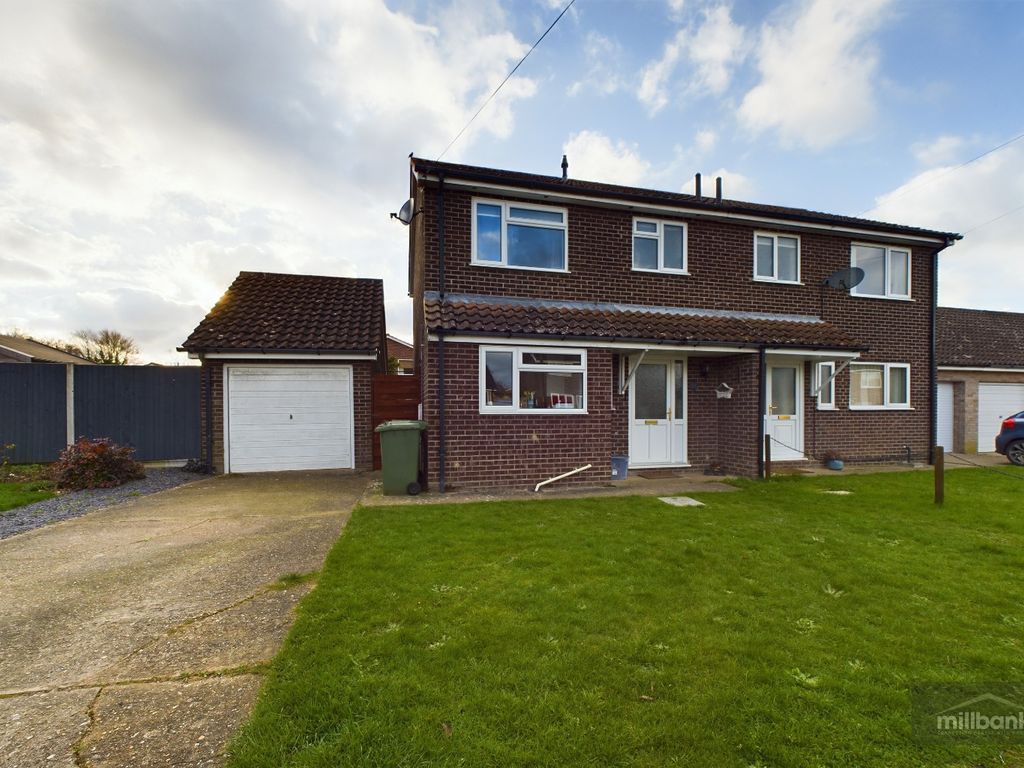 3 bed semidetached house for sale in Mortimer Close, Attleborough