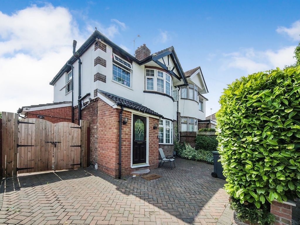 3 bed semidetached house for sale in Bloomfield Avenue, Luton LU2, £