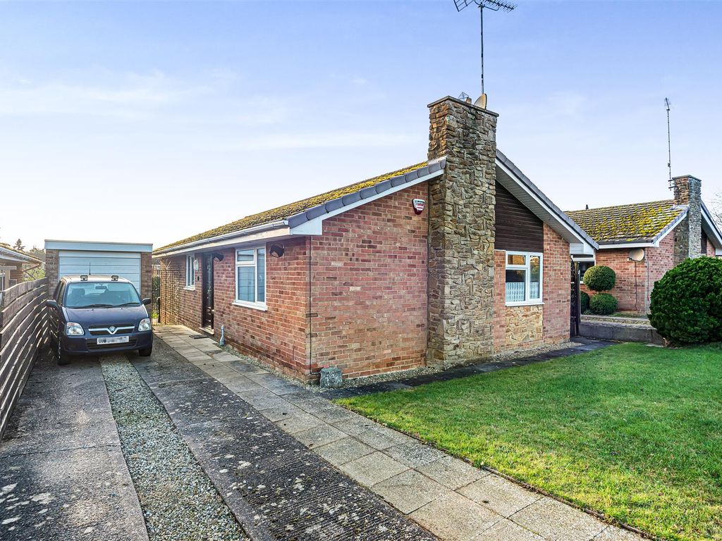 3 bed bungalow for sale in Kingston Close, Long Buckby, Northampton NN6