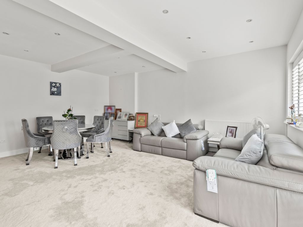 2 bed flat to rent in Boston Manor Road, Brentford TW8, £2,300 pcm Zoopla