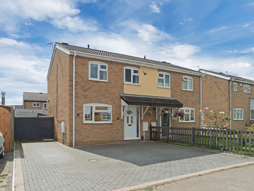 3 bed semidetached house for sale in Mallows Drive, Raunds