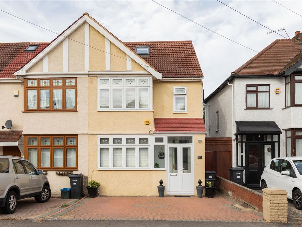 4 bed property for sale in Uplands Road, Woodford Green IG8, £550,000