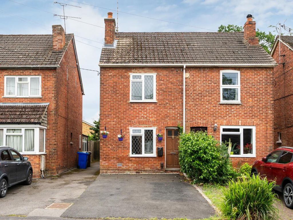 2 bed property for sale in Holly Road, Farnborough GU14, £425,000 Zoopla