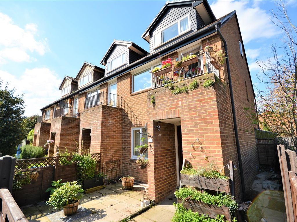 1 bed flat for sale in Brangwyn Crescent, Colliers Wood, London SW19