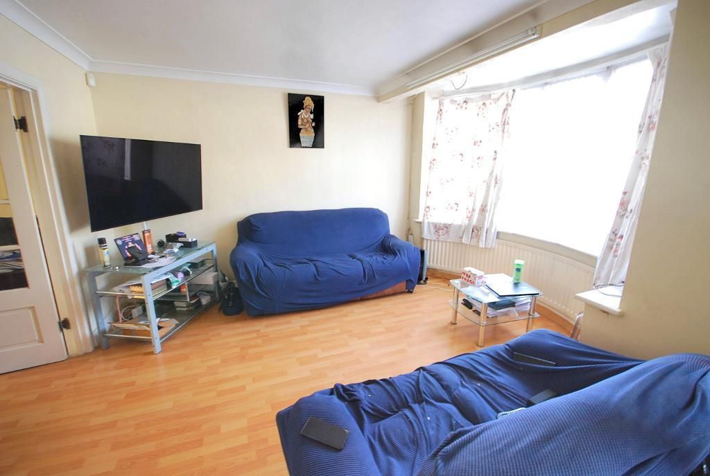 3 bed semidetached house to rent in Daryngton Drive, Greenford