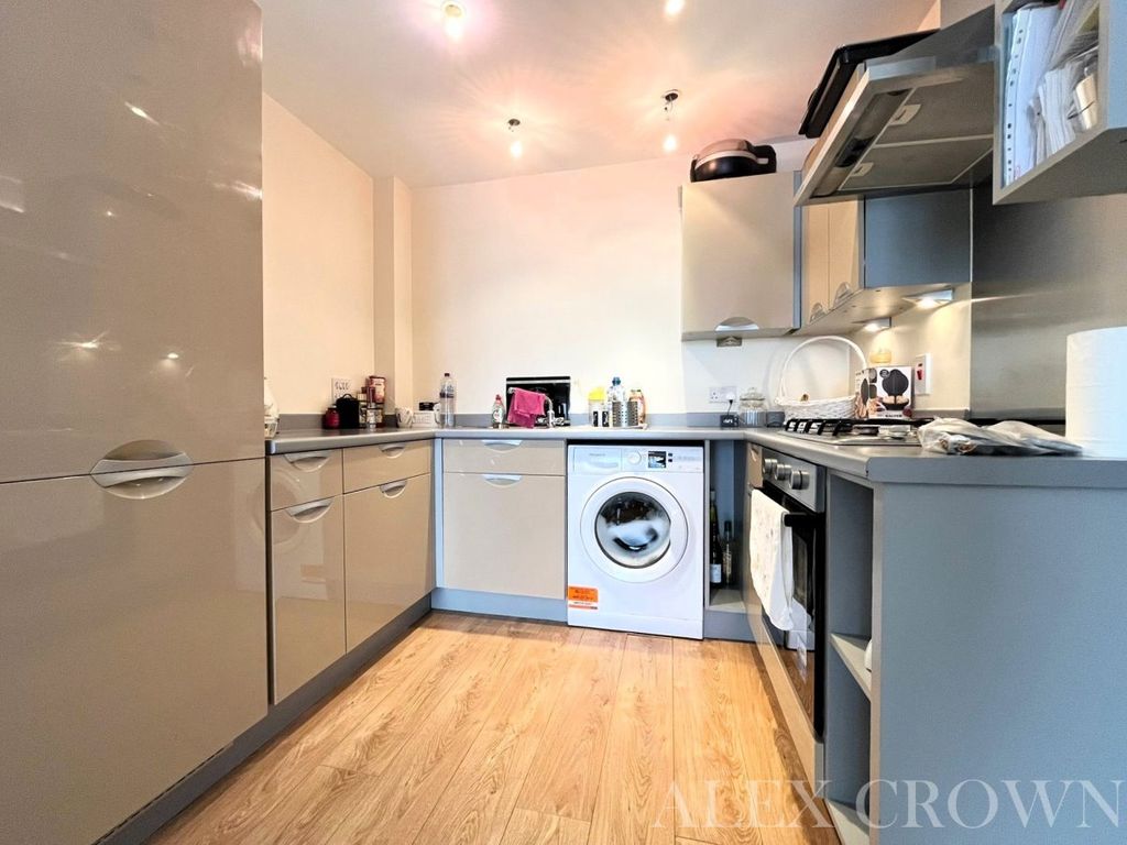 2 bed flat to rent in Hertford House, Taywood Road, Northolt UB5, £