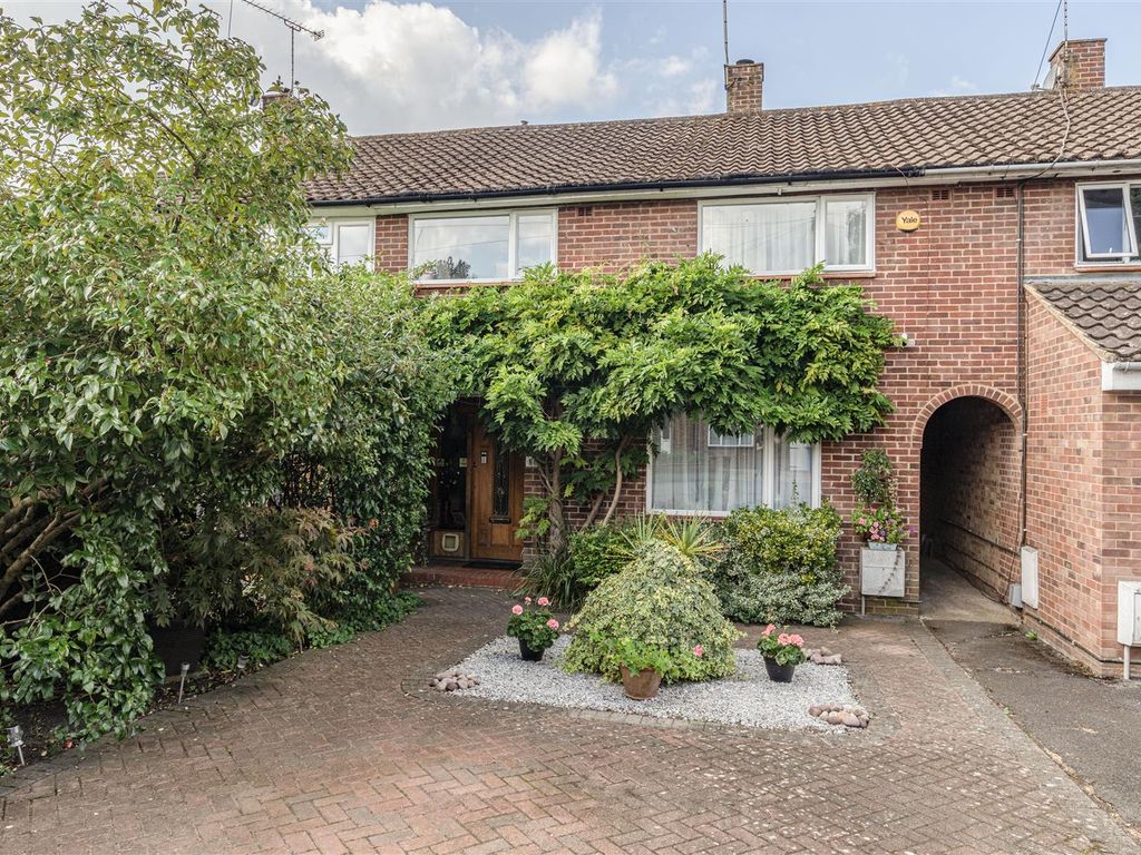 3 bed property for sale in Lambourne Crescent, Sheerwater, Woking GU21