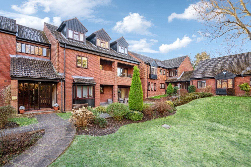 2 bed flat for sale in Snells Wood Court, Little Chalfont, Amersham