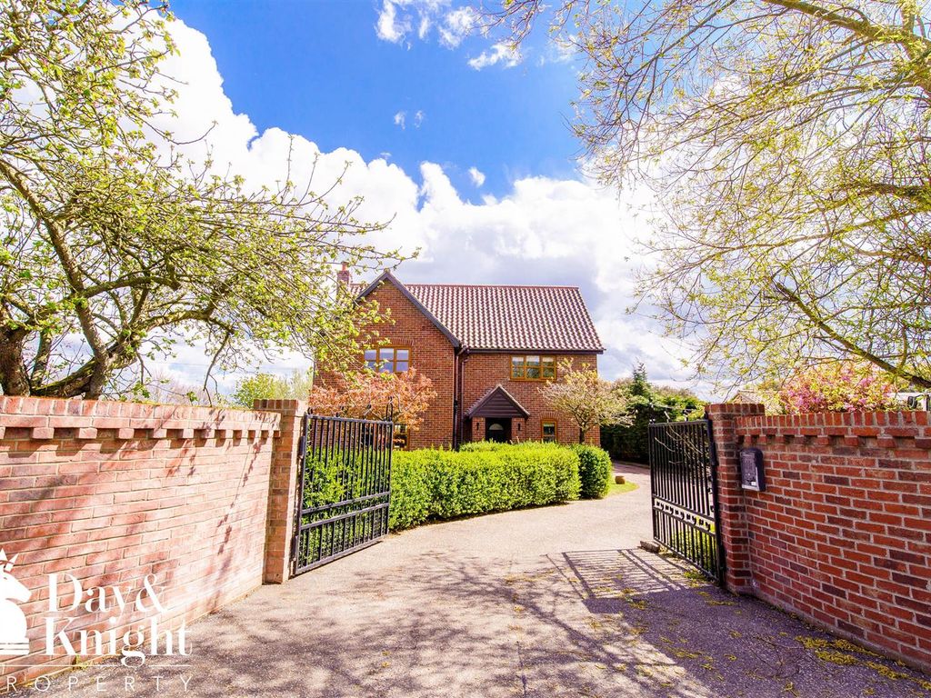 4 bed detached house for sale in Halesworth Road, Redisham, Beccles