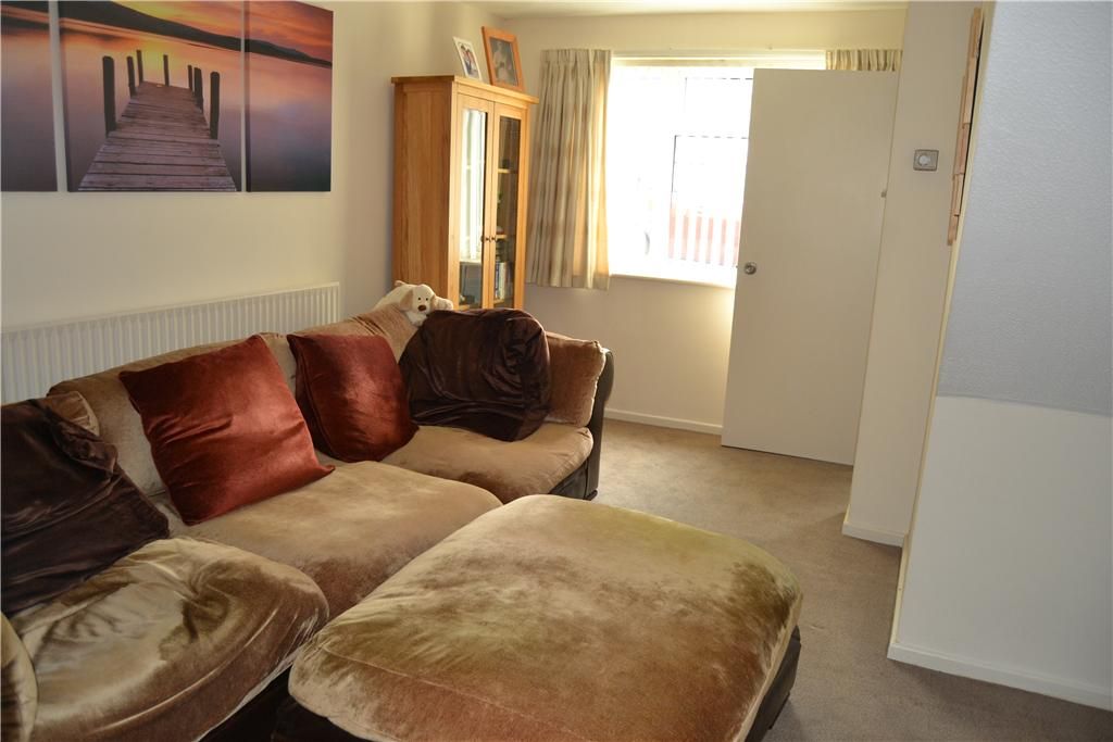 2 bed semidetached house to rent in Springfield Close, The Reddings