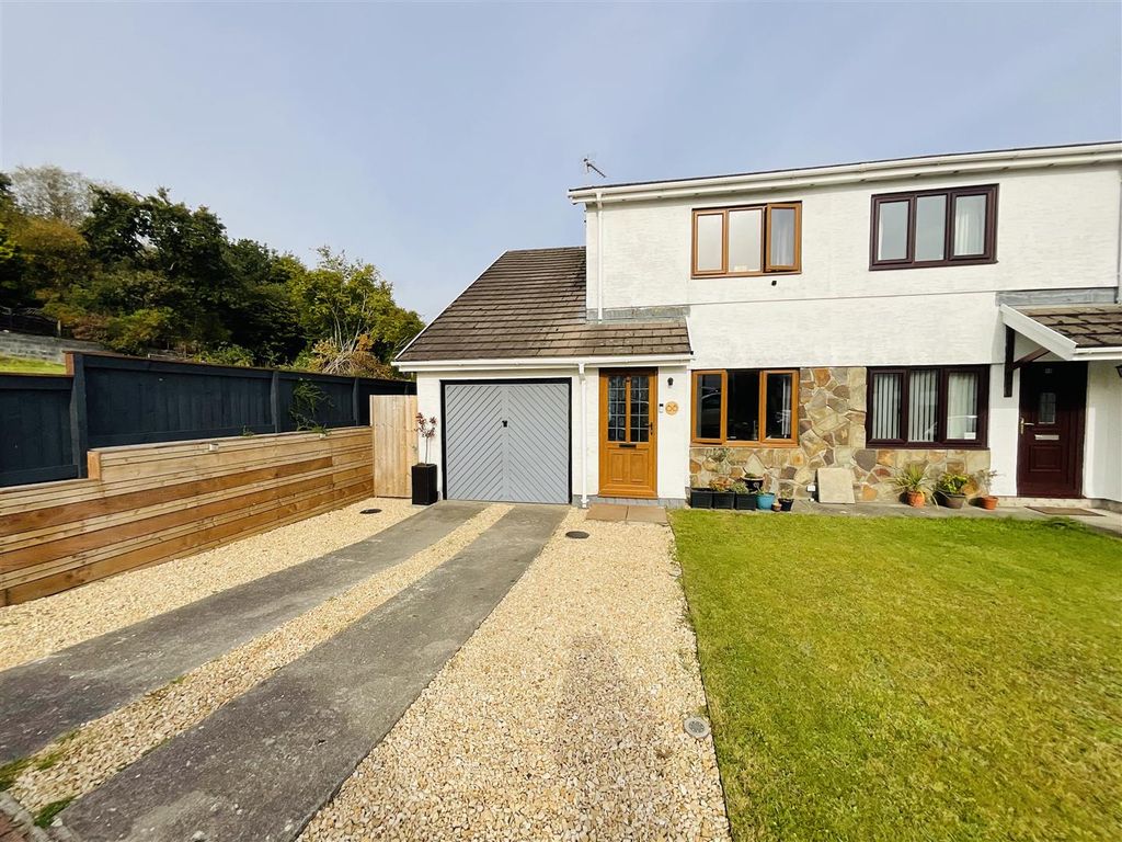 3 bed semidetached house for sale in Hendre Park, Llangennech