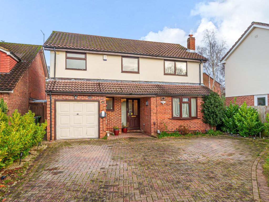 4 bed property to rent in Raglan Close, Frimley, Camberley GU16, £2,500