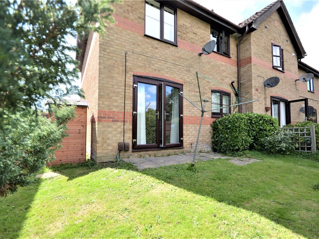 1 bed flat to rent in Horley, Surrey RH6, £1,100 pcm Zoopla