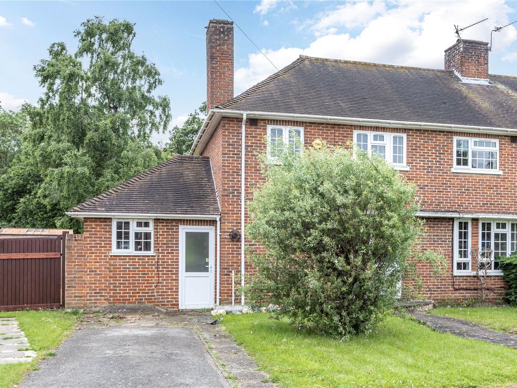3 bed semidetached house for sale in Chertsey, Surrey KT16, £425,000