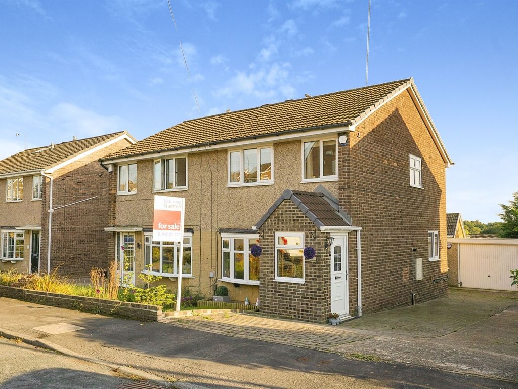 3 bed semidetached house for sale in Highlea Close, Yeadon, Leeds LS19