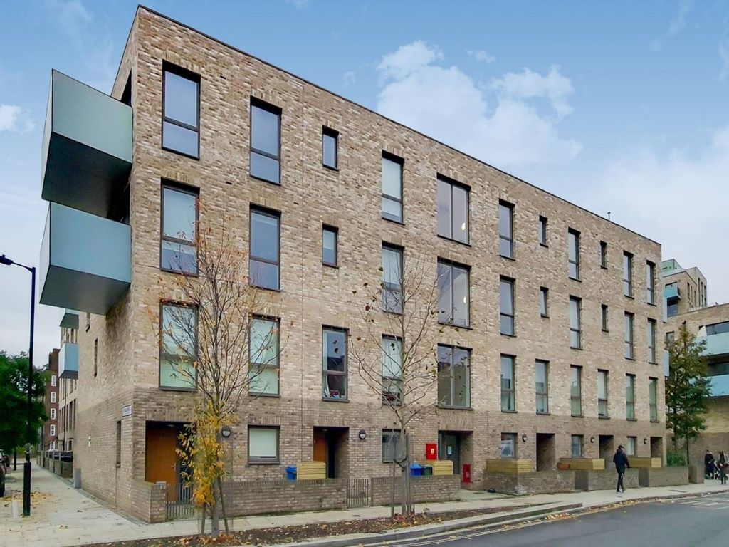 2 bed flat to rent in East Street, Elephant And Castle, London SE17, £