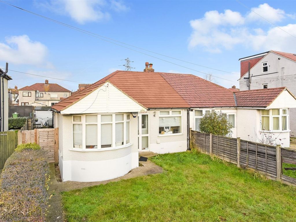 3 bed semidetached bungalow to rent in East Rochester Way, Sidcup
