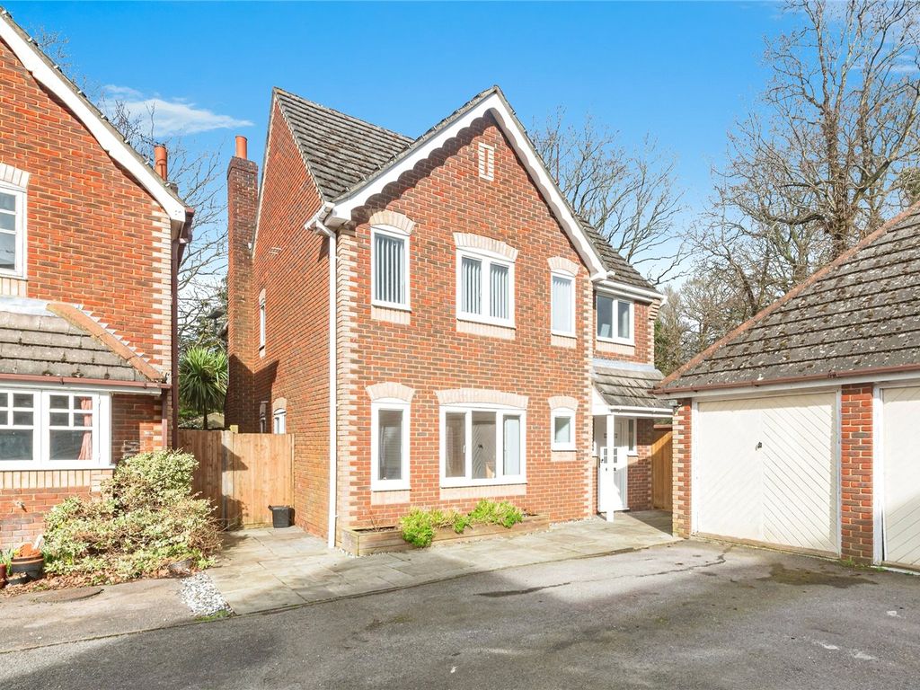 4 bed detached house for sale in Manor Park Close, Tilehurst, Reading