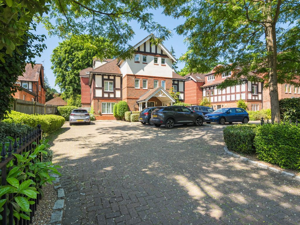 2 bed flat for sale in Coley Avenue, Woking GU22, £425,000 Zoopla