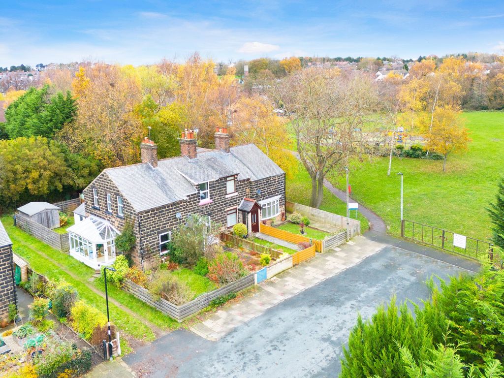 2 bed terraced house for sale in First Avenue, Harrogate HG2, £190,000