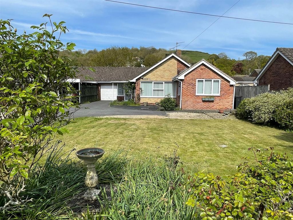 4 bed bungalow for sale in Brent Street, Brent Knoll, Highbridge TA9