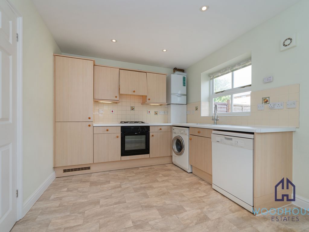 2 bed terraced house to rent in Kensington Close, London N11, £1,995