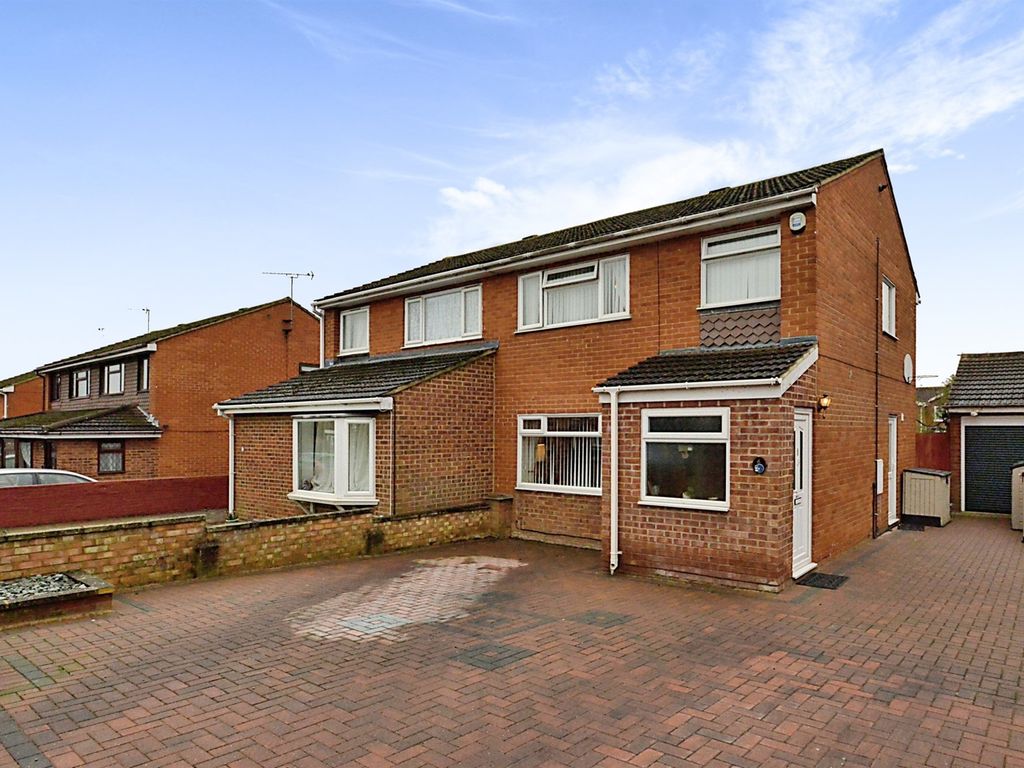 3 bed semidetached house for sale in Ross Way, Bletchley, Milton