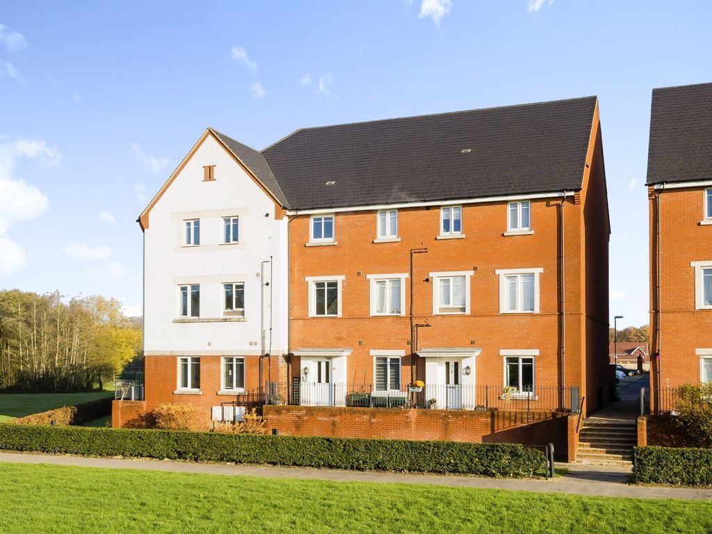 Hammingden Court, Crawley RH10  