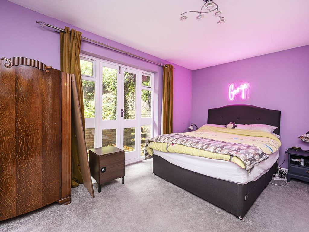 Cannon Street Road Wapping London E1  