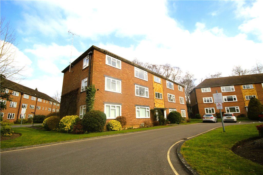 2 bed flat to rent in Christchurch Road, Virginia Water, Surrey GU25