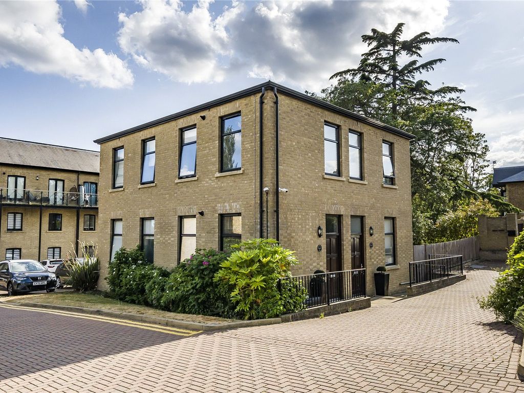2 bed for sale in Huguenot Drive, Palmers Green, London N13