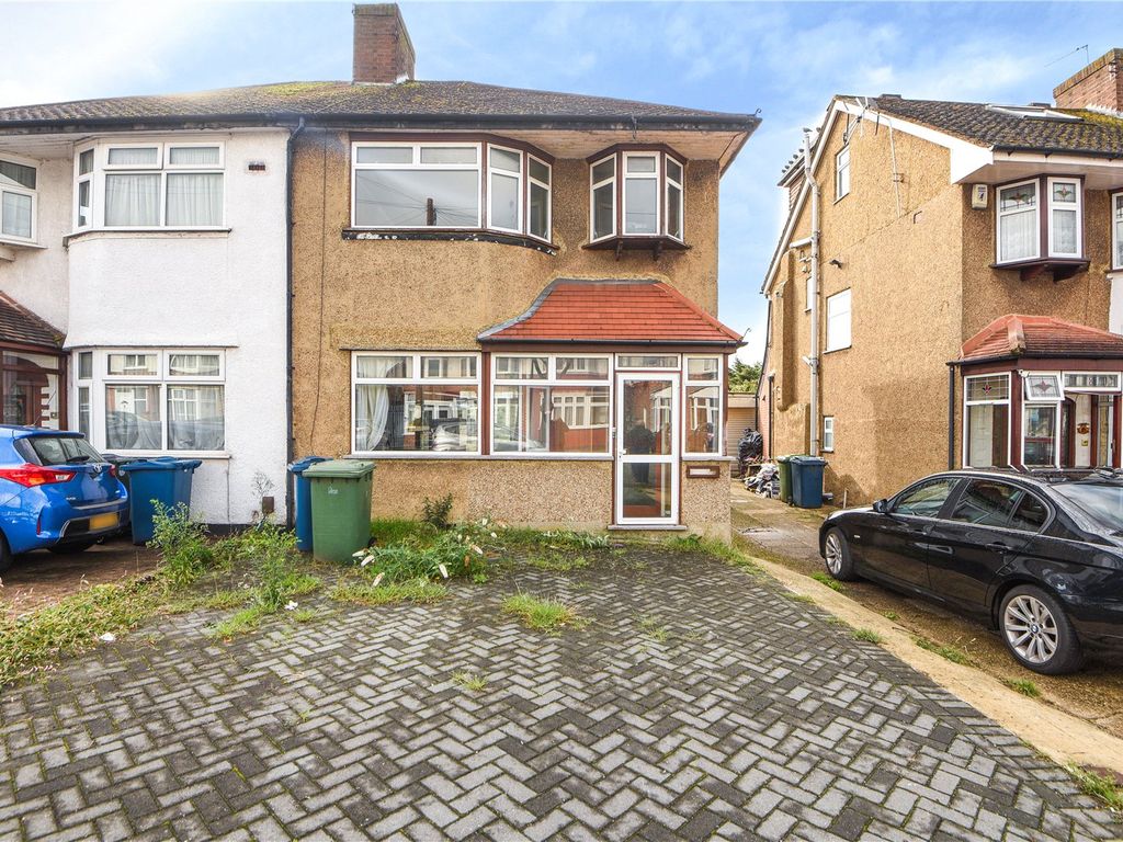 3 bed semidetached house for sale in Clydesdale Avenue, Stanmore