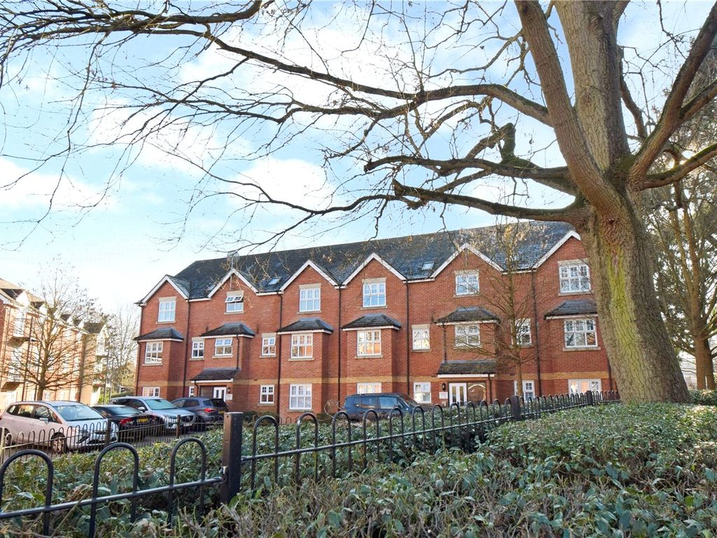 2 bed flat to rent in Brindley Court, Old College Road, Newbury