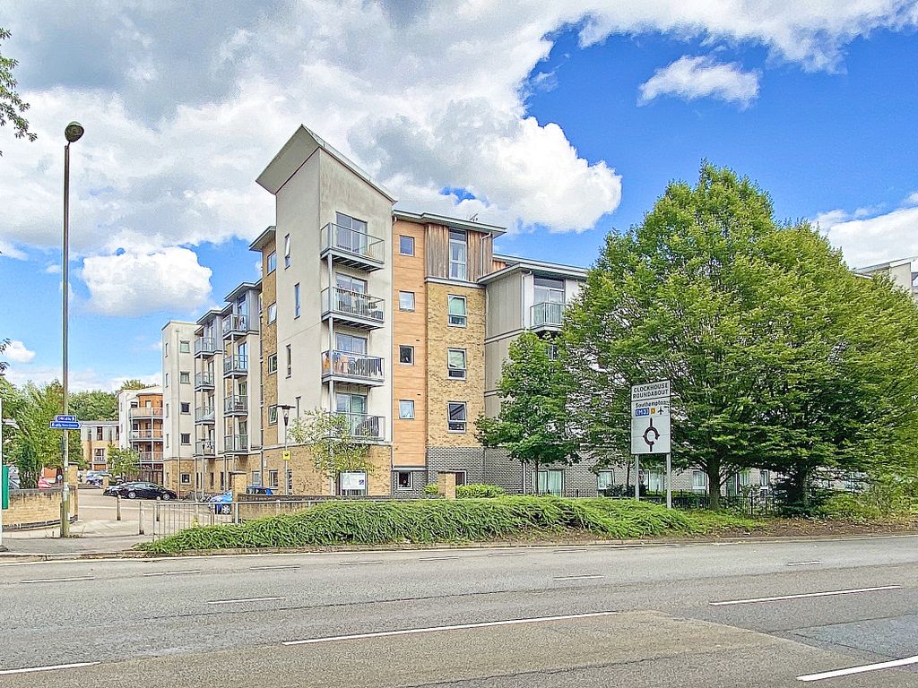 1 bed flat to rent in Coombe Way, Farnborough GU14, £900 pcm Zoopla