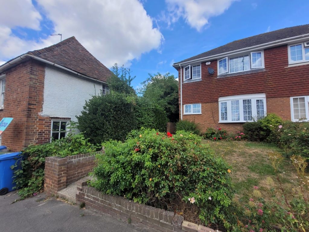 3 bed end terrace house to rent in London Road, Teynham, Sittingbourne