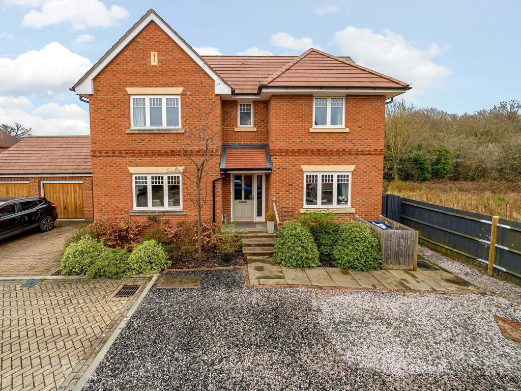 3 bed detached house for sale in Maple Place, Weybourne, Farnham GU9, £